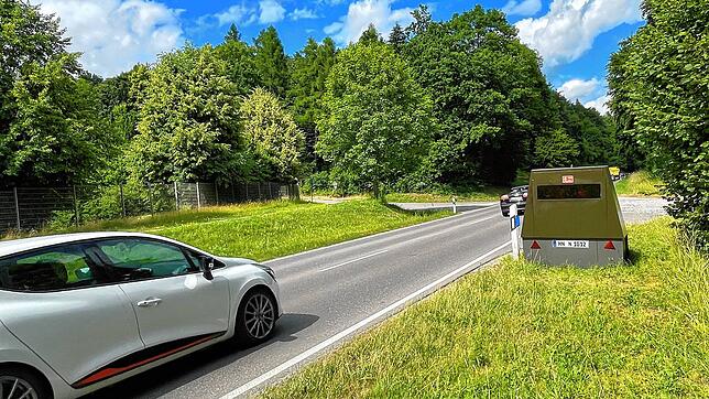 Der Messanhänger beim Einsatz auf der Landesstraße nach Lippertsreute. Er ist mit einem Alarm ausgestattet und er ist kugelsicher. Auch ...