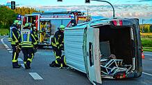 Der Kleintransporter ist zur Seite gekippt. Die Insassen konnten sich selbständig retten.