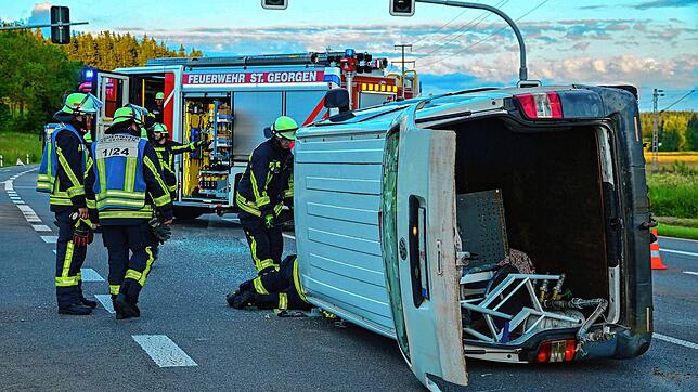 Der Kleintransporter ist zur Seite gekippt. Die Insassen konnten sich selbständig retten.