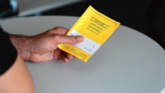 Ein Dokument von großer Wichtigkeit: der Impfpass &ndash; hier ein Symbolbild. Wer hier auch eine Corona-Impfung eintragen lassen will, ...