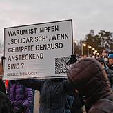 Mittels Plakaten sagen die rund 1.500 Demonstranten ihre Meinung.