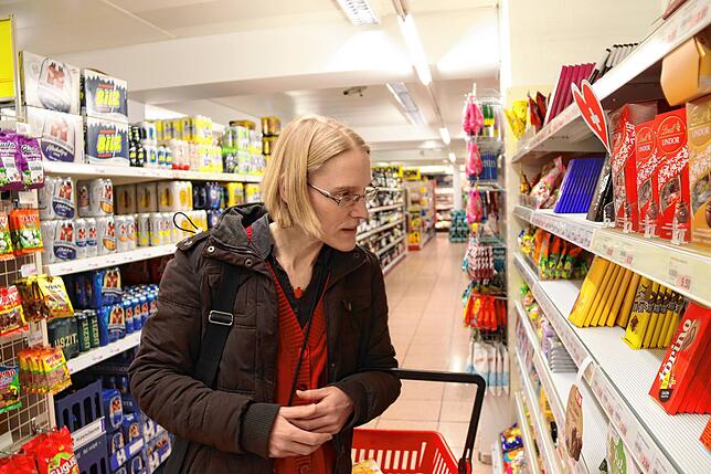 Andrea Fleckner beim Einkaufen.