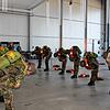 Die Gruppe, die aus dem übernächsten Flugzeug abspringt, bereitet sich im Sicherheitstraining noch einmal ganz konzentriert auf den ...