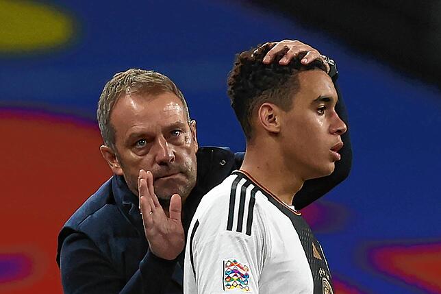 Ein Trainer, der mit seinen Spielern auf Augenhöhe agiert: Hansi Flick (links) mit Jamal Musiala.