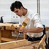 Mit höchster Konzentration arbeitet er an seiner Wettbewerbsaufgabe: Florian Dorer bei der Deutschen Meisterschaft der Zimmerer in Erfurt.