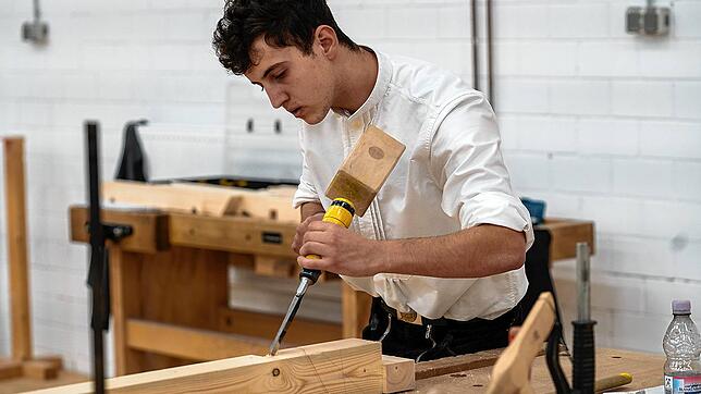 Mit höchster Konzentration arbeitet er an seiner Wettbewerbsaufgabe: Florian Dorer bei der Deutschen Meisterschaft der Zimmerer in Erfurt.