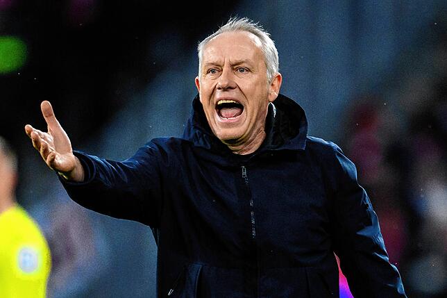 Freiburgs Trainer Christian Streich gestikuliert.