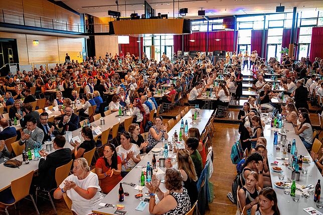 Zwischen angespanntem Bangen und ausgelassener Feierlaune: Zahlreiche Vereinsmitglieder haben sich am Montagabend in der Neuen Tonhalle ...