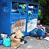 Ein Bild des Ekels und der Verwahrlosung: Der Altkleidercontainer unter der Schellenbergbrücke ist prall gefüllt und der Zugang mit ...