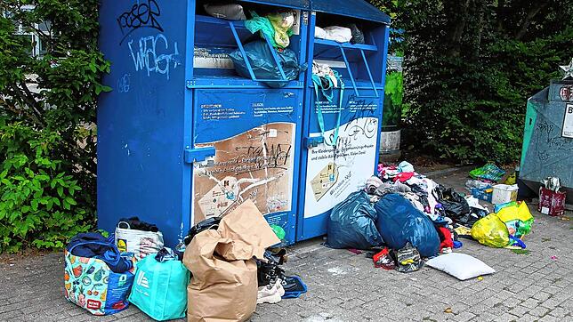 Ein Bild des Ekels und der Verwahrlosung: Der Altkleidercontainer unter der Schellenbergbrücke ist prall gefüllt und der Zugang mit ...
