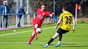 Fulminanter Schluss-Akkord: Urs Isele (links, gegen Andreas Fischbach) machte mit seinem Hattrick quasi im Alleingang für den FC Tiengen ...