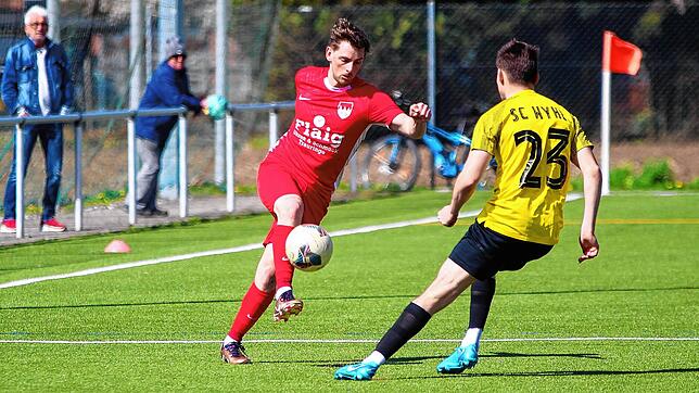 Fulminanter Schluss-Akkord: Urs Isele (links, gegen Andreas Fischbach) machte mit seinem Hattrick quasi im Alleingang für den FC Tiengen ...