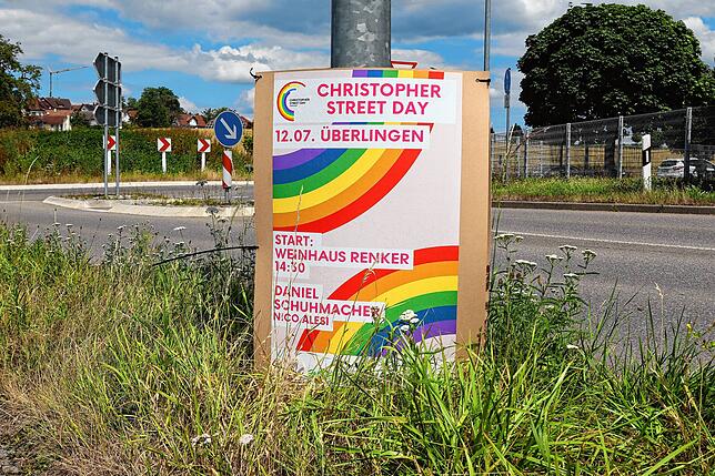 Regenbogen in Überlingen: Auch am Einkaufszentrum La Piazza wird für den CSD geworben.
