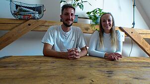 Jonas Tornier und Isabel Schlößer sitzen an dem Esstisch, mit dem alles begann. Es war das erste Möbelstück, das der 38-jährige Lehrer ...