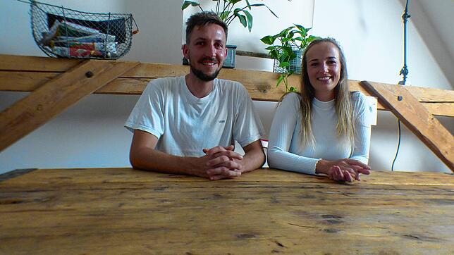 Jonas Tornier und Isabel Schlößer sitzen an dem Esstisch, mit dem alles begann. Es war das erste Möbelstück, das der 38-jährige Lehrer ...