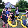 Jugendfeuerwehr-Mitglieder bei einer der praktischen Aufgaben zu Beginn der Nachtwanderung. Bild: Susanne Schön