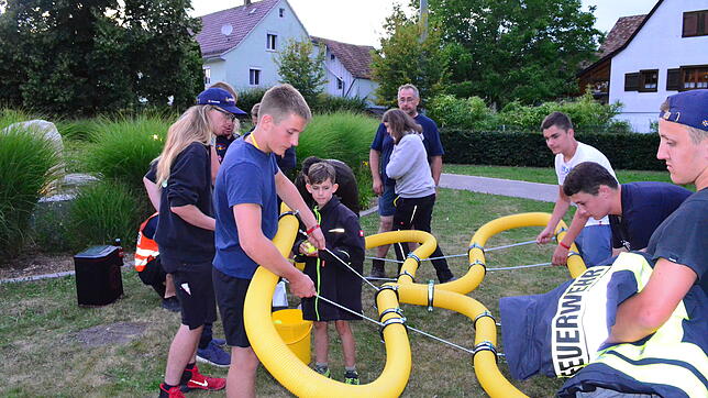 Jugendfeuerwehr-Mitglieder bei einer der praktischen Aufgaben zu Beginn der Nachtwanderung. Bild: Susanne Schön