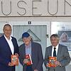 Bürgermeister Michael Kollmeier (von links), Co-Autor Rüdiger Schell und Verlagsgründer Wolfgang Hartung-Gorre präsentieren Band 14 der ...