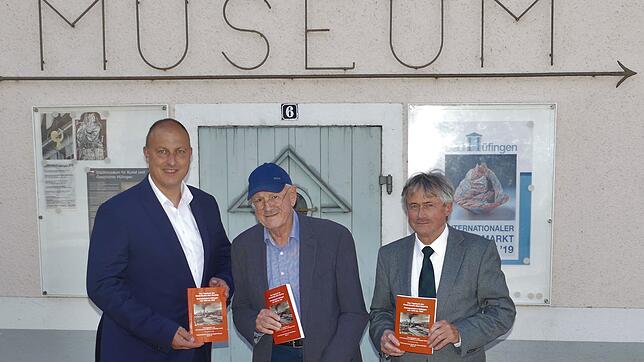 Bürgermeister Michael Kollmeier (von links), Co-Autor Rüdiger Schell und Verlagsgründer Wolfgang Hartung-Gorre präsentieren Band 14 der ...
