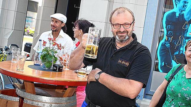 Bald wieder unbeschwert wie früher ein Bier genießen? Der Gemeinderat wünscht sich eine Verlängerung der Öffnungszeiten in den ...