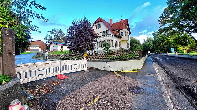 Selbst Anwohner kommen hier derzeit nicht durch. Weiter oben beginnt die Straße ohne Namen, die jedoch nicht für Fahrzeuge freigegeben ist.