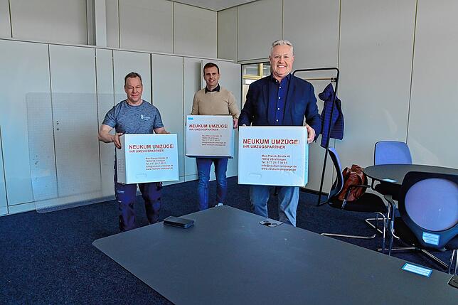 Jeder hilft mit. Beim Kartons schleppen packen Hausmeister Martin Schulze, Giovanni Costantino und Alexander Tröndle (von links) auch ...