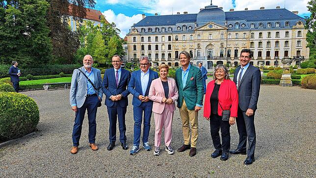 Im Schlossgarten (von links): Klemens Ficht (Regierungsvizepräsident Freiburg), Landrat Sven Hinterseh, der CDU-Landtagsabgeordnete ...