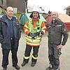 Norbert Rösch, Michael Gräble und Heinz Heer (von links) beobachten die Herbstprobe der Feuerwehr Kommingen. Bild: Gernot Suttheimer