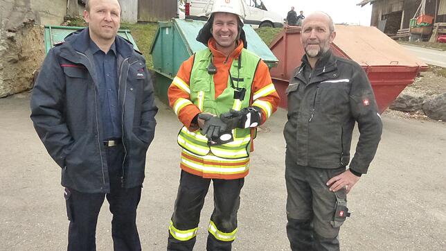 Norbert Rösch, Michael Gräble und Heinz Heer (von links) beobachten die Herbstprobe der Feuerwehr Kommingen. Bild: Gernot Suttheimer