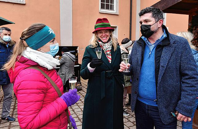 Organisatorin Kerstin Tritschler (Mitte) und Landtagsabgeordneter Niko Reith (rechts) im Gespräch mit einer Besucherin.