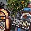 Kurt Huber mit zwei seiner Wurlitzer Musikboxen in der Gärtnerei in Oberlauchringen.