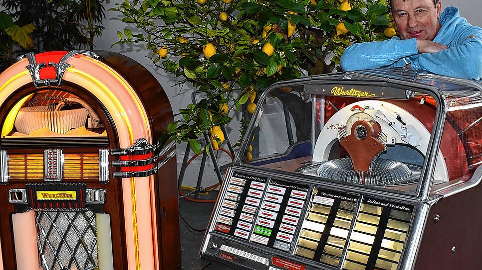 Kurt Huber mit zwei seiner Wurlitzer Musikboxen in der Gärtnerei in Oberlauchringen.