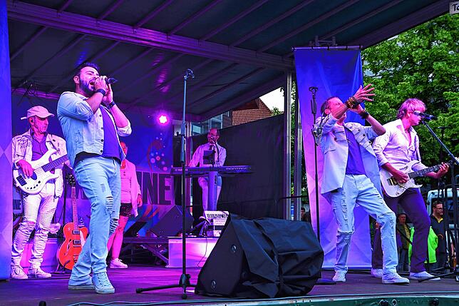 Die Band Partymaschine sorgte am Samstag für Unterhaltung auf der Hauptbühne.