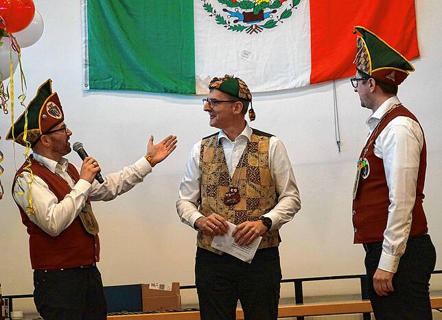 Anlässlich des 111. Geburtstages des &bdquo;Narrenverein Eule&ldquo; nimmt Volker Frede (Mitte) zum ersten Mal an einem ...