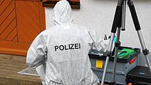 Die Kriminalpolizei untersucht den Tatort in Hohentengen-Lienheim. Hier ein Symbolbild, das einen Tag nach der Tat im März entstand.