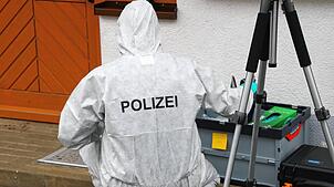 Die Kriminalpolizei untersucht den Tatort in Hohentengen-Lienheim. Hier ein Symbolbild, das einen Tag nach der Tat im März entstand.