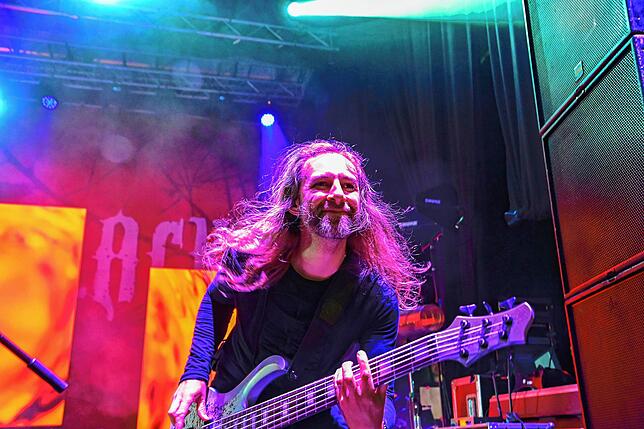 Für einen Augenblick ganz nah: Der Bassist von Beyond The Black kokettiert mit den Fans in der ersten Reihe.