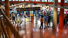 Es gibt wieder Leben im Foyer: Am Donnerstag hat die Universität Konstanz ihr frisch saniertes A-Gebäude bezogen – über zwei Jahre ...