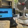 Nur so lässt es sich aktuell im Büro aushalten: mit zwei Ventilatoren und offenem Fenster.