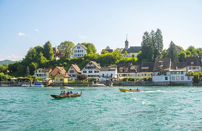Bei einer Schiffahrt auf dem Rhein kann neben Stein am Rhein auch die idyllische Landschaft des Umlands bestaunt werden.