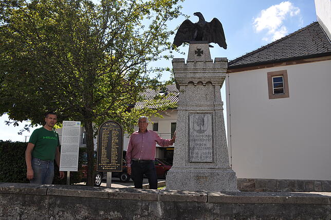 Das einzige heimatgeschichtliche Denkmal in Birkendorf: Ortsvorsteher Norbert Schwarz (links) und Initiator Josef Kaiser stehem beim ...
