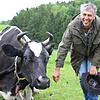 Zwei die sich verstehen und gut riechen können: Kuh Samura und der Landwirt ihres Vertrauens, Alexander Zulic.