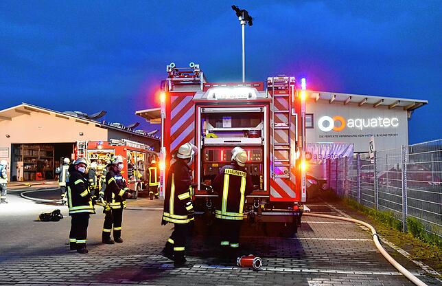 Fast 90 Feuerwehrleute aus allen Donaueschinger Abteilungen sind am Sonntagabend in Pfohren im Einsatz.