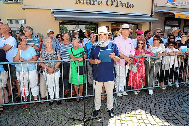Reiner Rammelt infomiert über den Schwerttanz auf der Hofstatt.