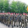 Hinter der Fahnenabordnung marschierte der Ehrenzug auf den Appellplatz der Pfullendorfer Staufer-Kaserne, wo 44 Rekruten ihren Eid auf ...
