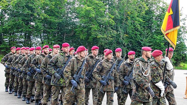 Hinter der Fahnenabordnung marschierte der Ehrenzug auf den Appellplatz der Pfullendorfer Staufer-Kaserne, wo 44 Rekruten ihren Eid auf ...