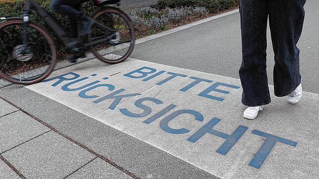 Rücksichtnahme sollte selbstverständlich sein, ist sie aber nicht. Fußgänger sollen künftig sicherer ihres Weges gehen können. Der ...