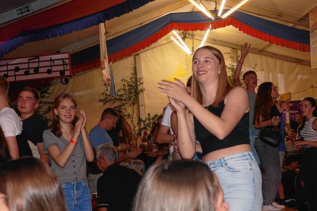 Bild 5: Die Frog-Party der Froschenkapelle Radolfzell mobilisiert die Massen auf dem Fürstenberg