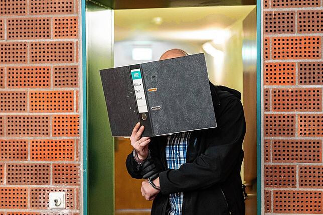 Der 51 Jahre alte Mike W. bot der Tochter des Getöteten in seinen letzten Worten an, ihr den ganzen Ablauf zu schildern: „Ich bin ...