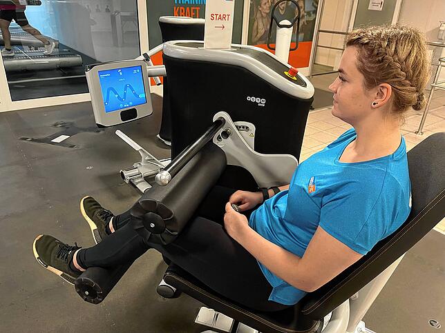 Easy-Fit-Mitarbeiterin Ines Kottre zeigt, wie das Training am E-Gym Gerät funktioniert.